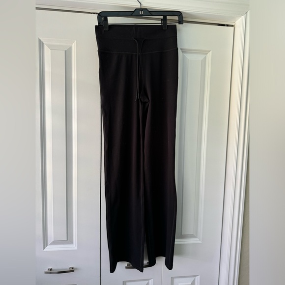 Vuori Black Daily Wideleg- Size Small - Picture 1 of 3